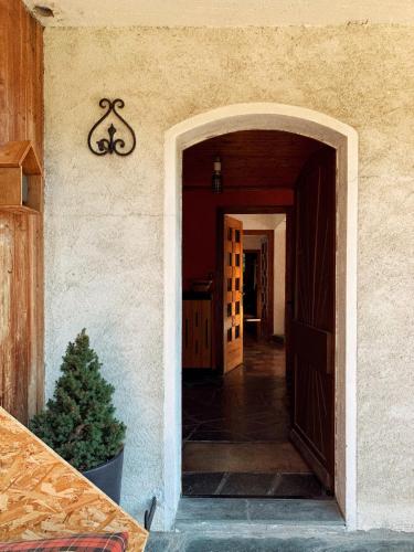 里雾诗Chalet Viñales的通向一座圣诞树房子的敞开的门