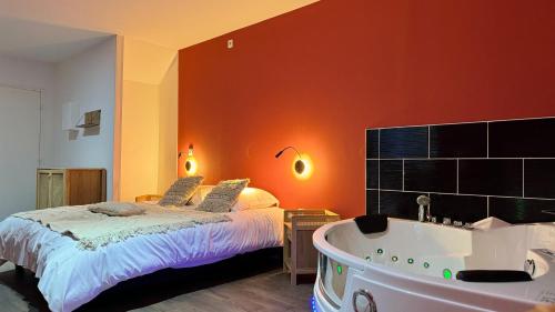 图尔昆Balnéo Blanche Porte的一间卧室配有一张床和浴缸