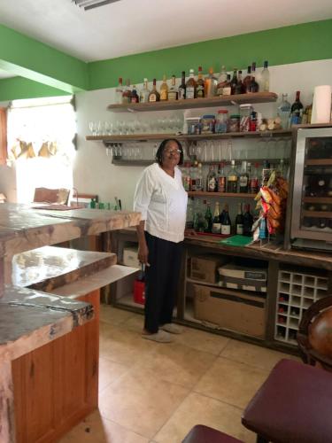 RiversdaleSoultan River Breeze Guest House的女人站在厨房里