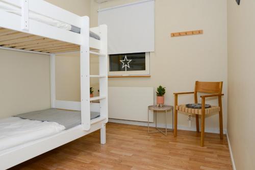 克里斯蒂娜港Britz Hostel的一间卧室配有双层床和椅子