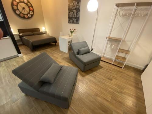 罗马Loft 18A Roma - Casa con ingresso indipendente的客厅配有沙发和椅子