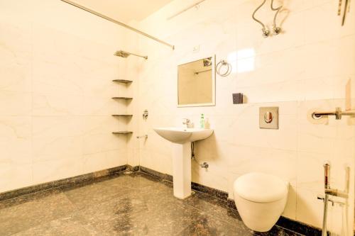 诺伊达House of Comfort Noida的一间带水槽和卫生间的浴室