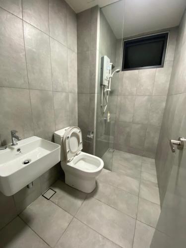蕉赖Homestay的浴室配有卫生间、盥洗盆和淋浴。