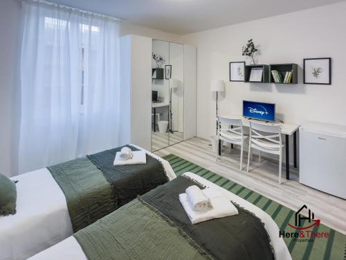 热那亚[Comfort Suite] Airport 5min • A/C • Disney+的一间卧室配有两张床和一张书桌