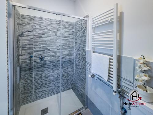 热那亚[Comfort Suite] Airport 5min • A/C • Disney+的浴室里设有玻璃门淋浴