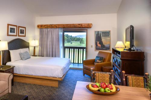 Blanchard斯通里奇度假酒店的酒店客房设有一张床和一个阳台。