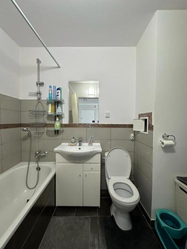 吉日茨科Przytulne mieszkanie blisko kanalu的浴室配有卫生间、盥洗盆和浴缸。