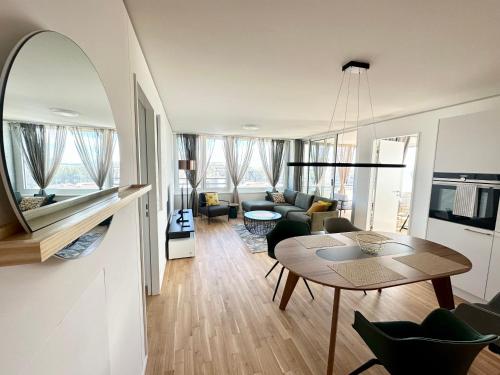 诺伊豪森3.5Room@MydiHei Apartments的客厅配有桌子和沙发