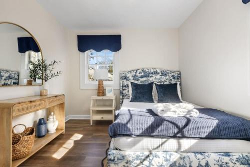 哥伦比亚Blue Haven of Rosewood的一间卧室配有一张床和镜子