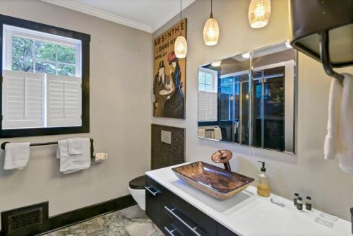 西哥伦比亚3BR Brick Cottage-Mins to USC的一间带水槽、卫生间和镜子的浴室