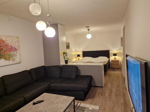 埃勒斯Lägenhetshotell Varvet的客厅配有沙发和1张床