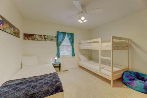 哥伦比亚Brick and Blue - Mins to USC的一间卧室设有两张双层床和梯子