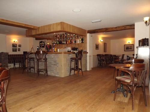 惠特比福格旅馆的餐厅内的酒吧,铺有木地板,配有椅子