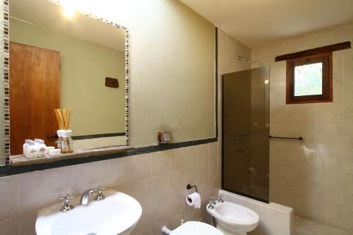 蒂尔卡拉艾尔里博索戴尔迪阿布罗酒店的一间带水槽、卫生间和镜子的浴室