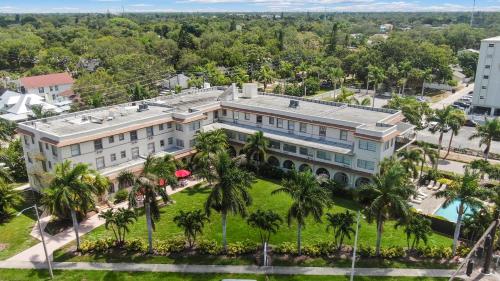 圣彼得堡Crystal Bay Historic Hotel的棕榈树建筑的空中景观