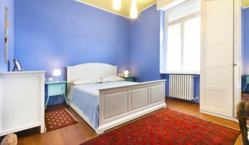科莫科莫公寓54b公寓的蓝色的卧室设有床和窗户