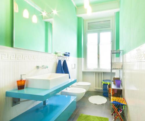 科莫科莫公寓54b公寓的蓝色的浴室设有水槽和卫生间