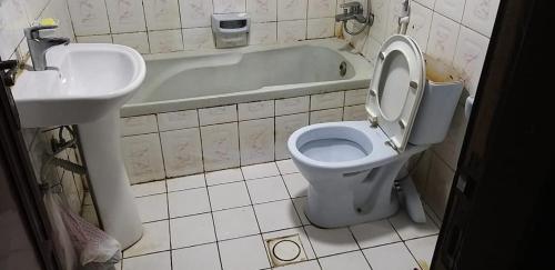 沙迦Executive Bed Space for Male的一间带卫生间和水槽的浴室