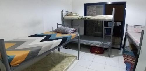 沙迦Executive Bed Space for Male的一间卧室配有一张双层床和一张双层床。