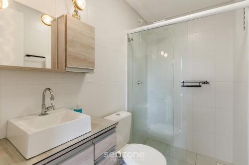 约恩维利EAO - Apartamentos completos em Joinville/SC的浴室配有卫生间、盥洗盆和淋浴。