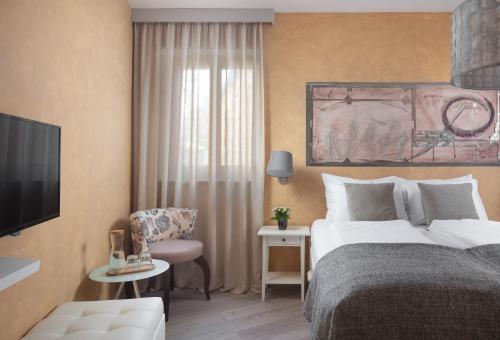 拉宾Mirakul Residence的一间酒店客房,配有一张床和一台电视