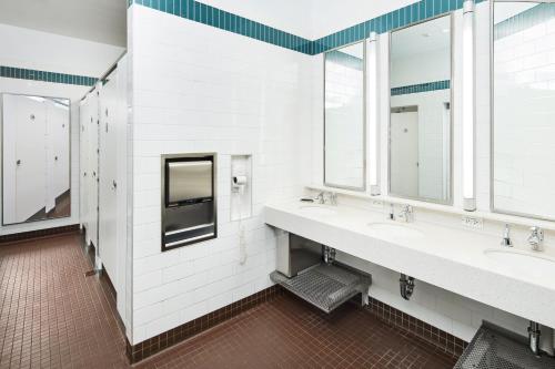 纽约HI New York City Hostel的浴室设有2个水槽和2面镜子