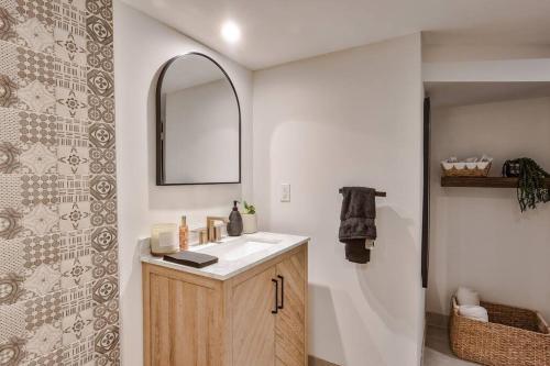 多伦多Exquisite Luxury Estate - Steps to Downtown的一间带水槽和镜子的浴室