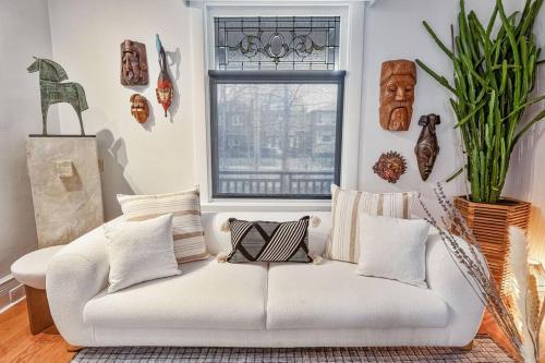 多伦多Exquisite Luxury Estate - Steps to Downtown的客厅配有白色沙发和窗户