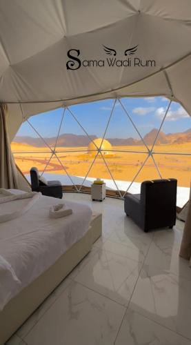 瓦迪拉姆Sama Wadi Rum的帐篷内的一张床位,享有沙漠美景