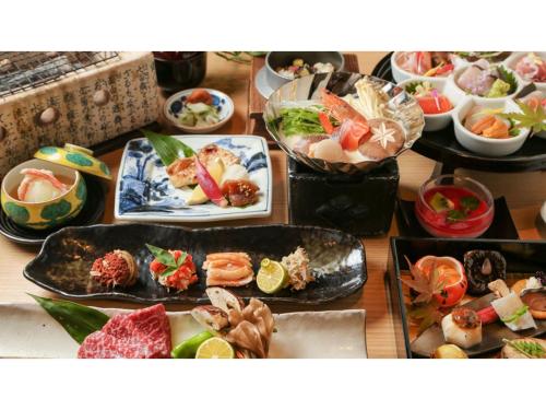 坂井市Taiheian - Vacation STAY 57439v的一张桌子上放着许多盘子的食物