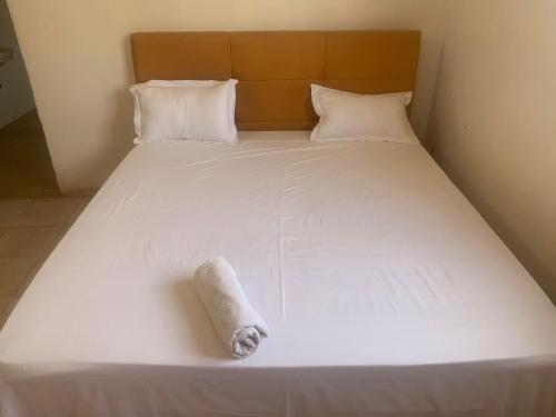 萨利尼亚拉尔Melia's hotel的一张白色的床,上面铺着一条毛巾