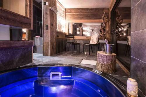 萨莱切K'banalours的一间酒吧房间内的大蓝色浴缸