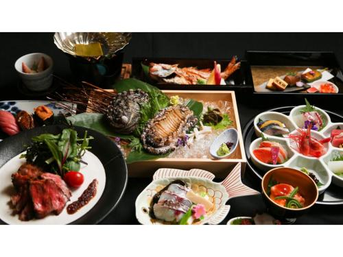 坂井市Taiheian - Vacation STAY 57319v的一张桌子,上面放着几盘食物