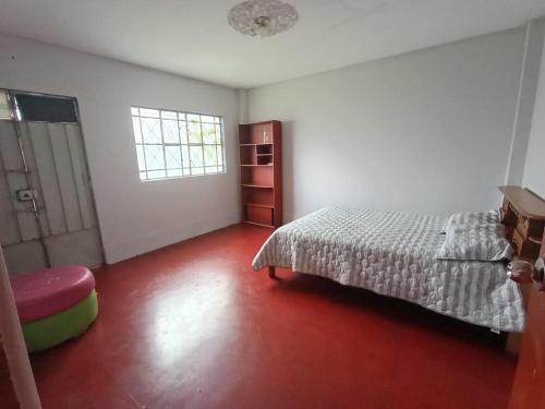 瓦努科OCALA HOUSE 3.0的一间卧室设有一张床和一个窗口