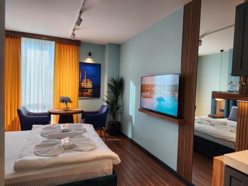 伊斯坦布尔Dream house 22的酒店客房设有两张床和一台平面电视。