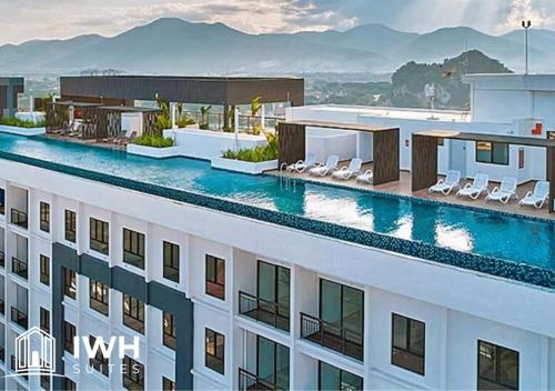 怡保Ipoh Horizon Skypool Town Suites 4-11pax by IWH Suites的享有带游泳池的建筑景致
