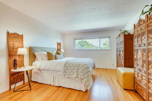 Green BraeBeautiful Bay Area Condo with Mount Tamalpais Views的一间卧室设有一张大床和一个窗户。