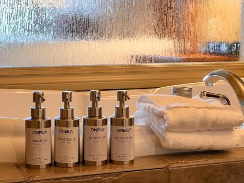 托菲诺长滩度假旅舍的浴室在柜台上备有四瓶除臭剂