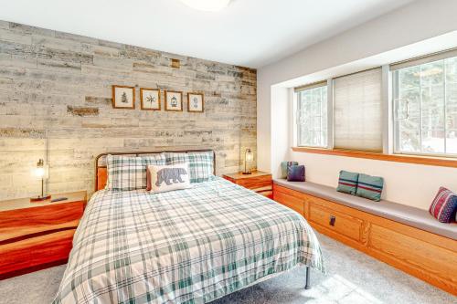 玛瑙湾Blue Skies & Bay Bliss的一间卧室设有一张床和两个窗户。