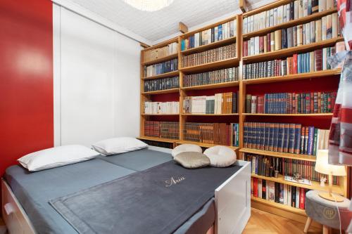 波尔托罗ARIA Superior Apartment, Seaview & Wellness的书架房间里一张床位