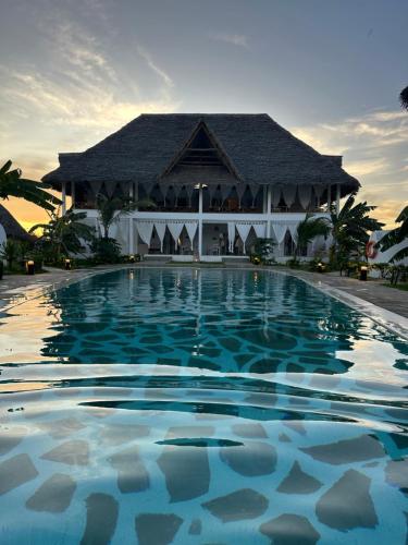 瓦塔穆Nadia&Ale House - Maisha Resort的度假村前的大型游泳池