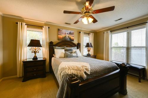 罗阿诺克拉皮兹Lakefront Home with Outdoor Oasis, Kayaks, Dock的一间卧室配有一张床和吊扇