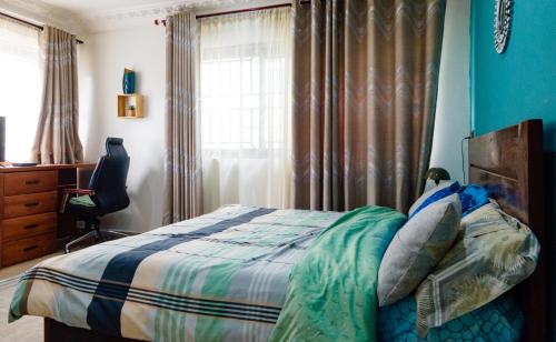 塔科拉迪Sosa Guest House的一间卧室设有一张床和一个窗口