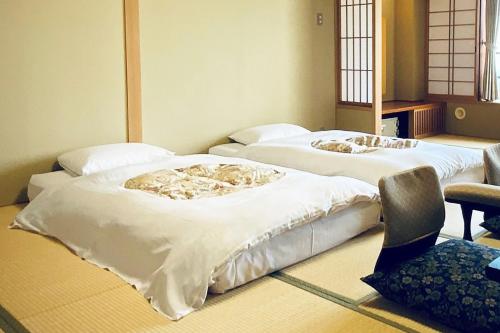 妙高Hotel Taiko - Vacation STAY 21755v的两张睡床位于客房内