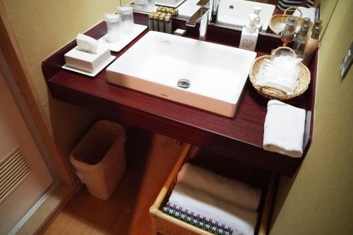 妙高Hotel Taiko - Vacation STAY 21755v的浴室柜台配有白色水槽和毛巾