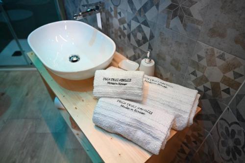 布林迪西DUCA DEGLI ABRUZZI Modern House LUXURY RELAX的一间带水槽和台面毛巾的浴室