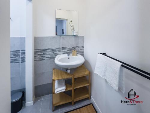 热那亚[Elegant Apartment] Airport 5min • A/C • Disney+的一间带水槽和淋浴的浴室
