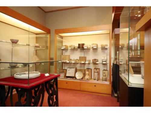 萩市Senshunraku - Vacation STAY 18489v的博物馆里的一个展示箱,有红色的桌子