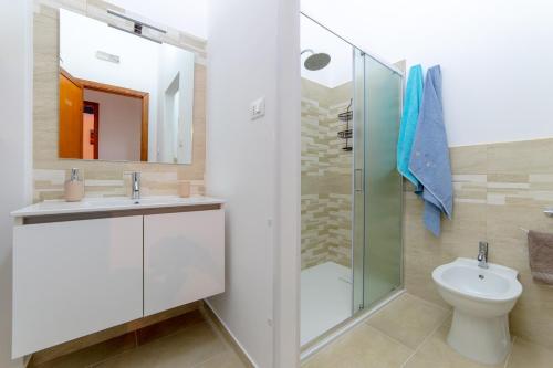 阿夸里卡德尔卡波Casa Vacanza Pamela的带淋浴、卫生间和盥洗盆的浴室