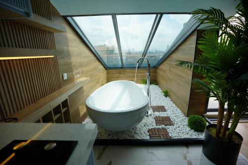 伊斯坦布尔Dream house 22的一间带浴缸的浴室,位于带窗户的客房内